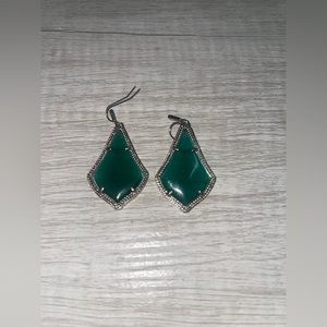 KENDRA SCOTT Alex Earrings in Solver with Emerald Cat’s Eye Stone